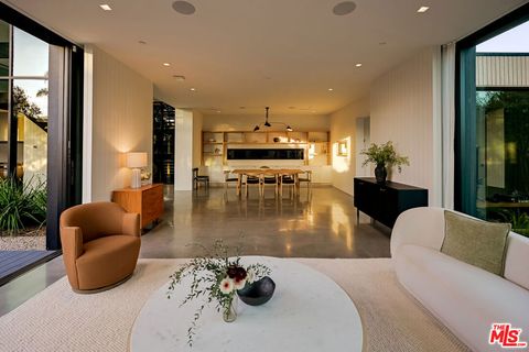 Photo of 901 Flower Avenue, Venice, CA 90291 (MLS # 26681559)