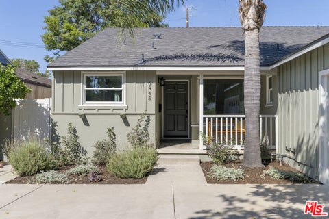 Photo of 6945 Cedros Avenue, Los Angeles, CA 91405 (MLS # 26985611)