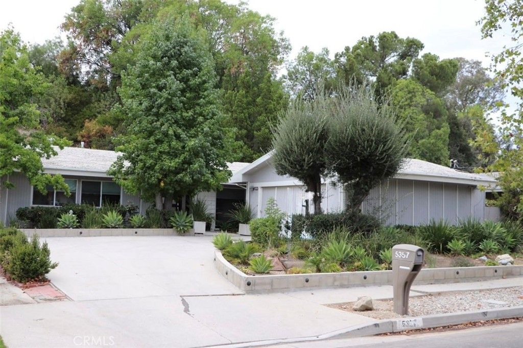 Photo of 5357 Ellenvale Avenue, Woodland Hills, CA 91367 (MLS # SR25187454)