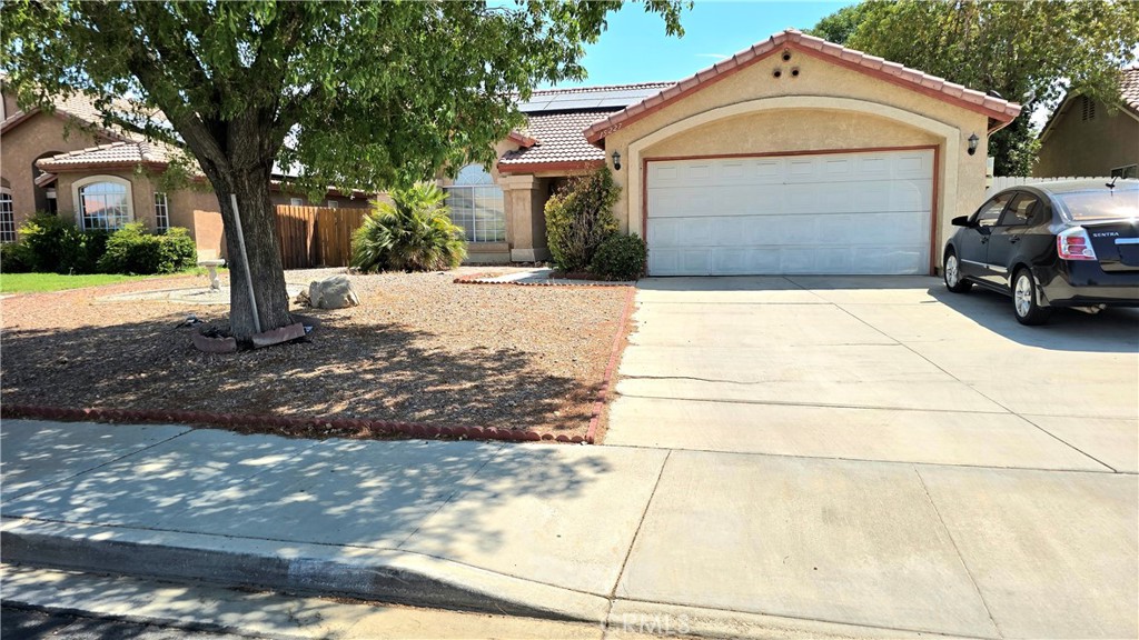 GREAT STARTER HOME WITH VAULTED CEILINGS, BREAKFAST NOOK, FULL COVERED PATIO, INSIDE LAUNDRY, FORMAL DINING AREA. CEILING FANS, GARAGE DOOR OPENER. ACROSS THE STREET FROM COMMUNITY CENTER, IF YOU ACT FAST, YOU COULD BE IN BY CHRISTMAS. NEAR SCHOOLS, SHOPPING, TRANSPORTATION . MINUTES FROM THE FREEWAY FOR COMMUTERS; GROWING AREA... more pictures coming