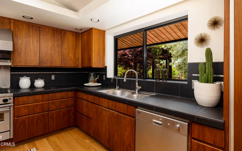 Santa Barbara, California 93110, United States, 4 Bedrooms Bedrooms, ,3 BathroomsBathrooms,Residential,Active,128709