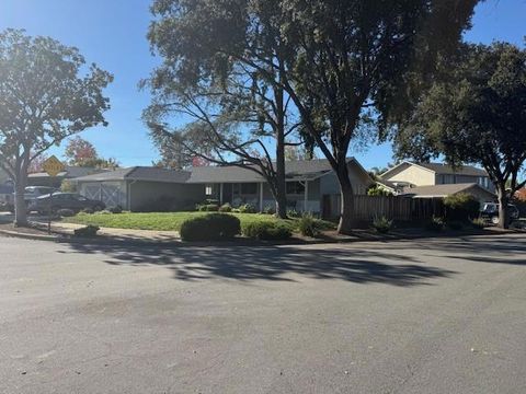 Photo of 1423 Kyle Court, Sunnyvale, CA 94087 (MLS # ML82029092)