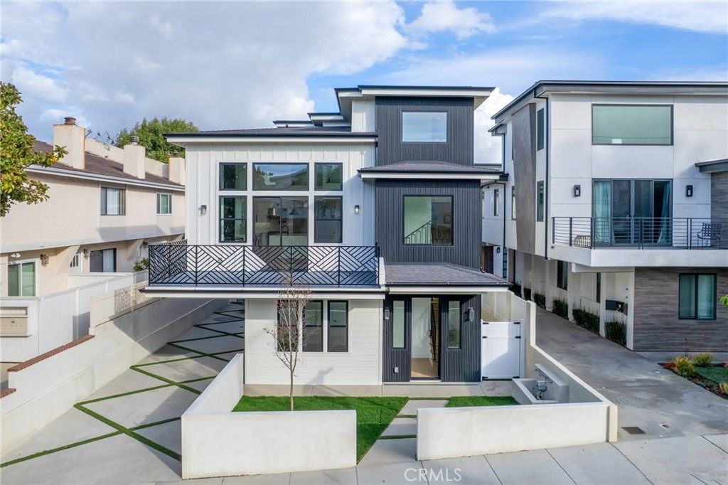 Photo of 110 S Irena Avenue #A, Redondo Beach, CA 90277 (MLS # SB25218545)
