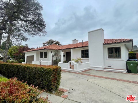 Photo of 1441 Allenford Avenue, Los Angeles, CA 90049 (MLS # 26996699)