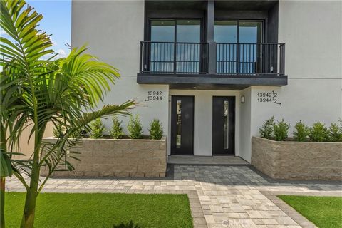 Photo of 13942 Vanowen St, Van Nuys, CA 91405 (MLS # SR25235206)