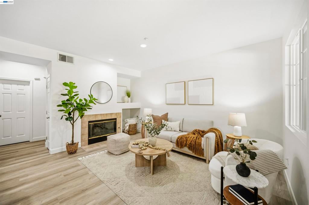 139 Windward Cmn 6