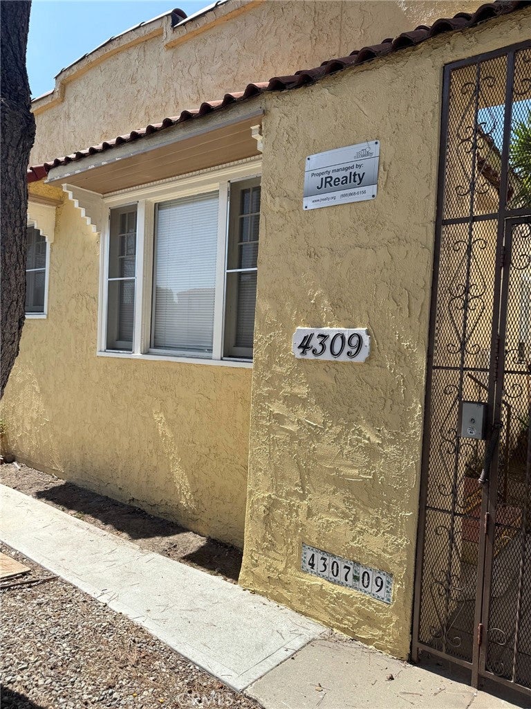 4307 S Normandie