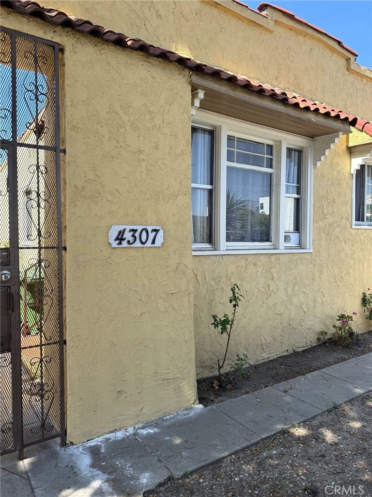 4307 S Normandie