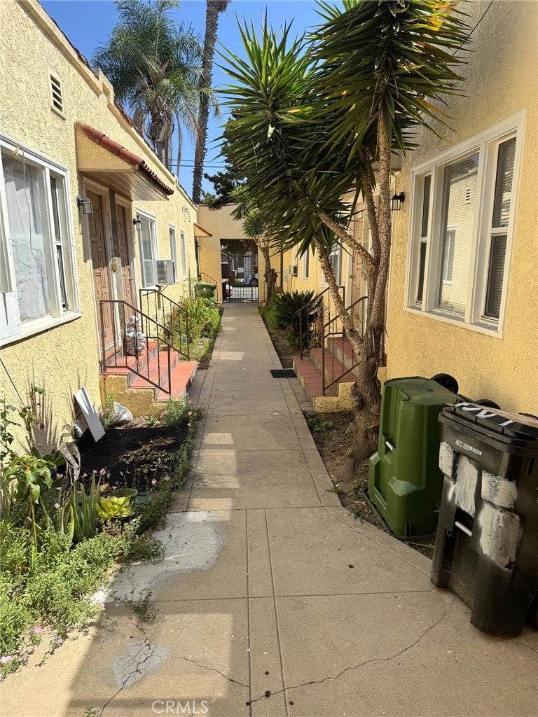 4307 S Normandie