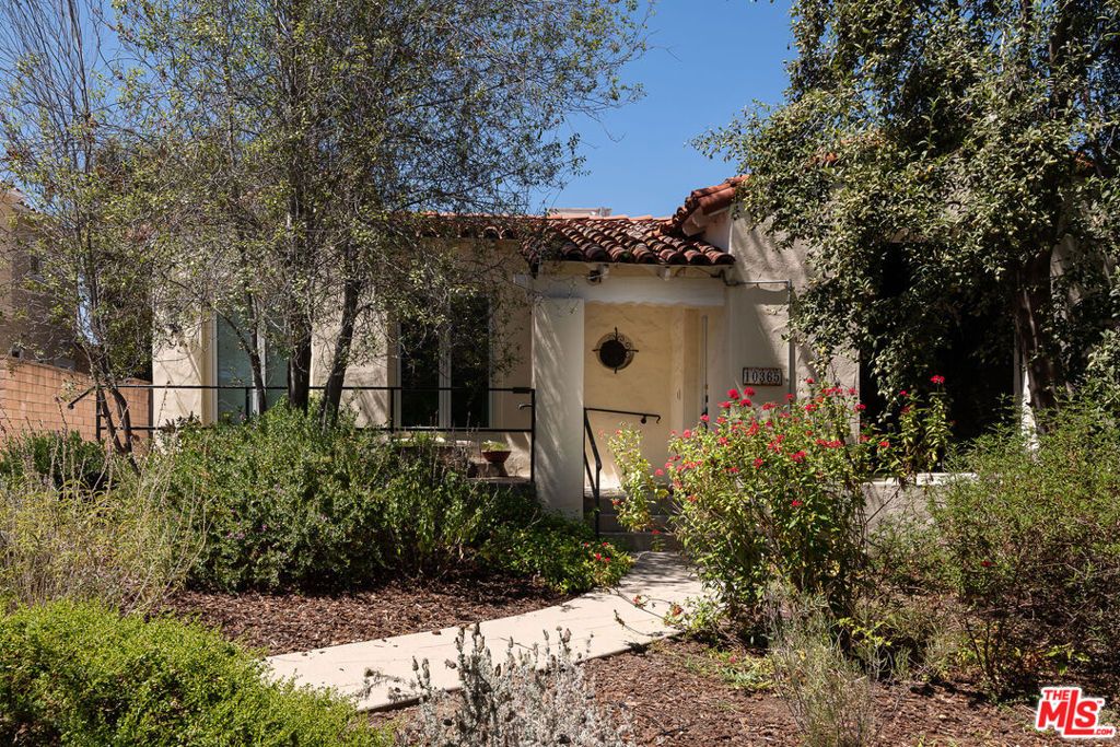 Photo of 10365 Ilona Avenue, Los Angeles, CA 90064 (MLS # 25581229)