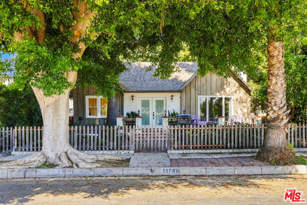 Photo of 11749 Ayres Avenue, Los Angeles, CA 90064 (MLS # 26101616)