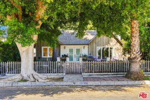 Photo of 11749 Ayres Avenue, Los Angeles, CA 90064 (MLS # 26101616)
