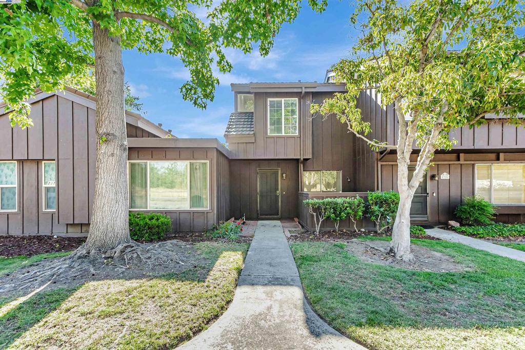 Discover this charming 2-bedroom, 1-bathroom home located in the vibrant city of San Jose. With 1,042 sq ft of living space, this residence offers a cozy and functional layout. The kitchen is a highlight, featuring a gas cooktop, granite countertops, dishwasher, hood over range, and oven range - gas, perfect for culinary enthusiasts. Enjoy meals in the convenient eat-in kitchen dining area. The interior features new laminate wood flooring, adding a modern touch, while the central forced air heating keeps the space comfortable. A fireplace enhances the living area, providing a warm ambiance during cooler months. Laundry is conveniently located inside, offering ease and practicality. Additional amenities include a community pool, ideal for relaxing and socializing. The home is situated within the Berryessa Union Elementary School District. Convenient access to 680, and 101 freeways. With a 2-car garage, this property provides ample parking and storage space. Don't miss the opportunity to own this delightful San Jose home, offering a blend of comfort and convenience.