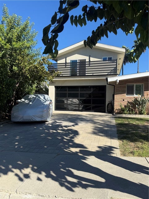 Photo of 22971 Brenford St, Woodland Hills, CA 91364 (MLS # SR26228930)