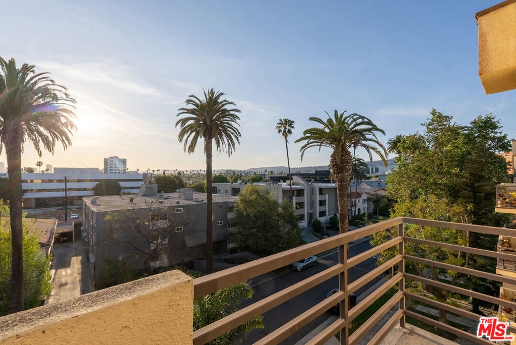 112 N HAMILTON Drive 305