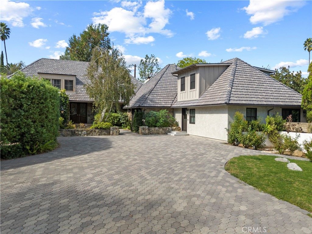 Photo of 5200 Collier Place, Woodland Hills, CA 91364 (MLS # SR25220997)