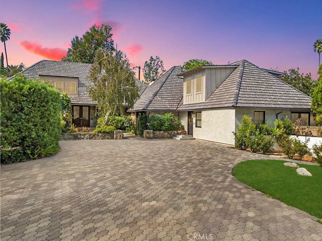 Photo of 5200 Collier Place, Woodland Hills, CA 91364 (MLS # SR25220997)