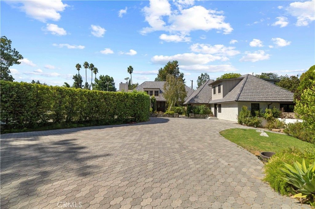 Photo of 5200 Collier Place, Woodland Hills, CA 91364 (MLS # SR25220997)