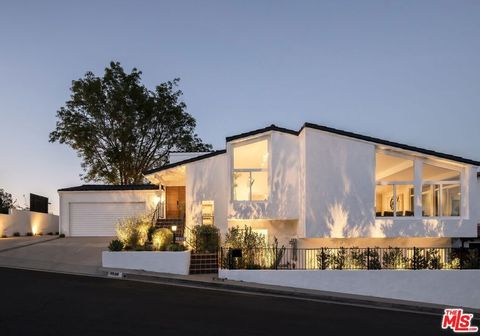 Photo of 1926 N Crescent Heights Boulevard, Los Angeles, CA 90069 (MLS # 26667641)