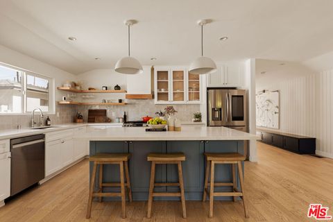 Photo of 6448 Peach Avenue, Van Nuys, CA 91406 (MLS # 26796263)