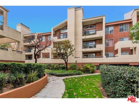 Photo of 5540 Owensmouth Ave, Woodland Hills, CA 91367 (MLS # SR26151280)