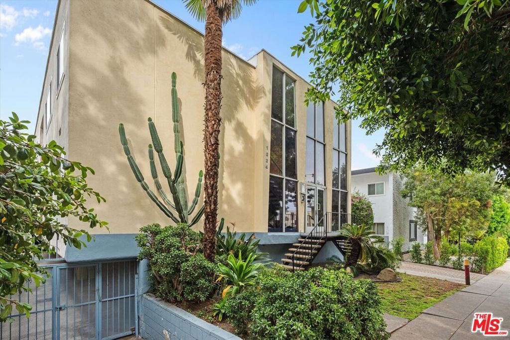 Photo of 1334 S Carmelina Avenue #1, Los Angeles, CA 90025 (MLS # 26701455)