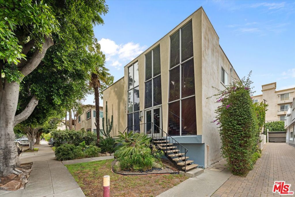 Photo of 1334 S Carmelina Avenue #1, Los Angeles, CA 90025 (MLS # 26701455)