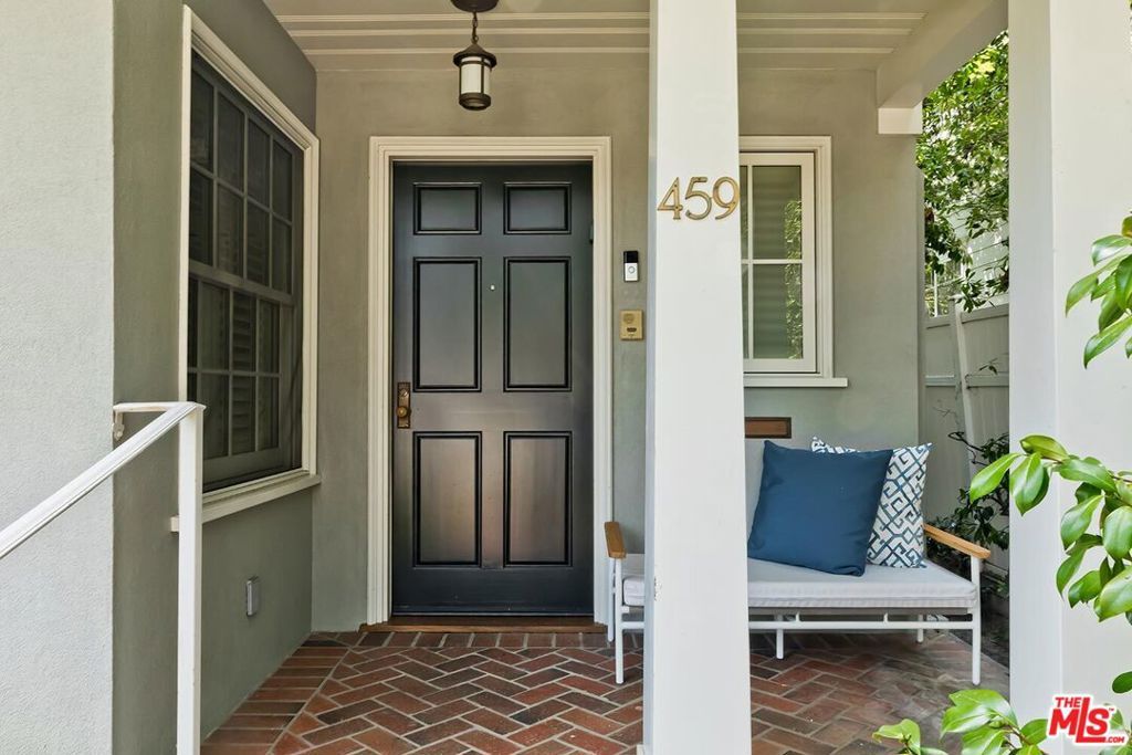 Photo of 459 S Bentley Avenue, Los Angeles, CA 90049 (MLS # 25566771)