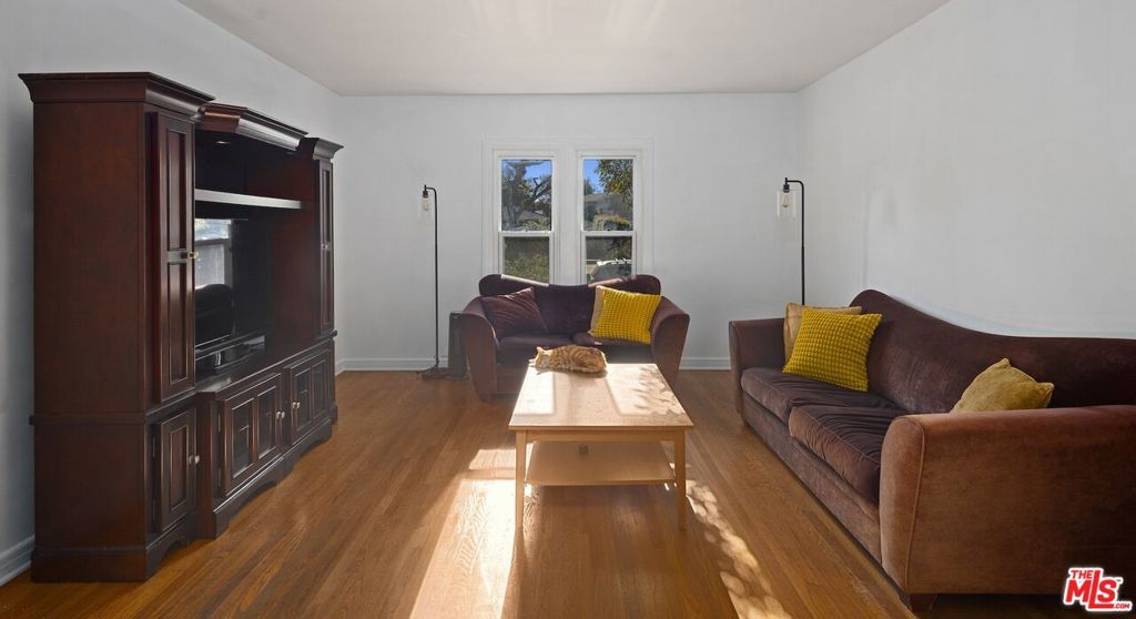 Photo of 6501 Commodore Sloat Drive, Los Angeles, CA 90048 (MLS # 25619979)