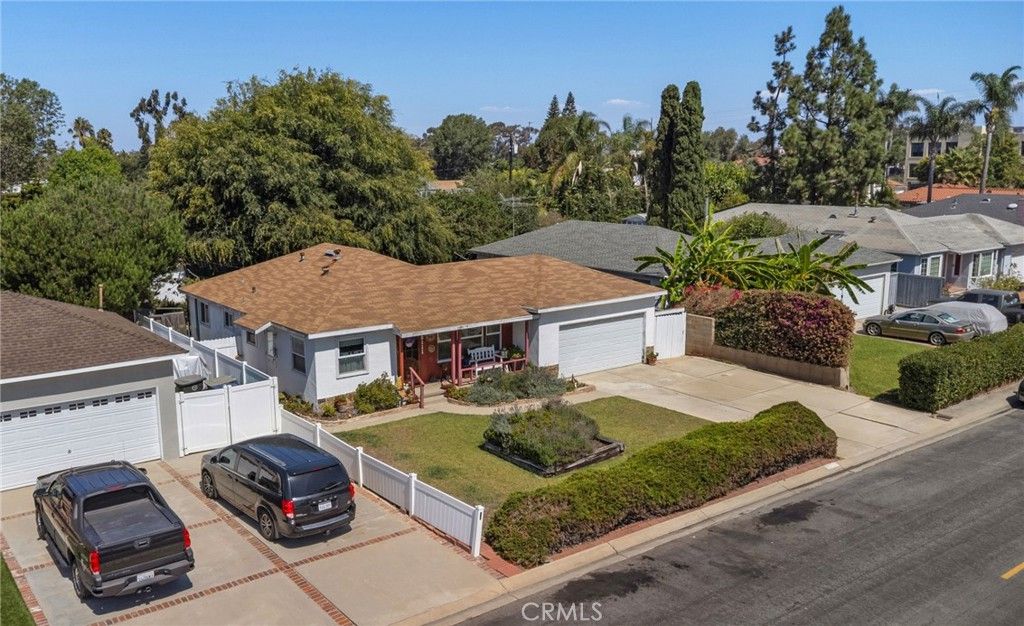 Photo of 20111 Spruce Avenue Ave, Newport Beach, CA 92660 (MLS # NP25218632)