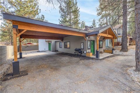 Photo of 259 Victoria Ln, Sugarloaf, CA 92386 (MLS # IG26027717)