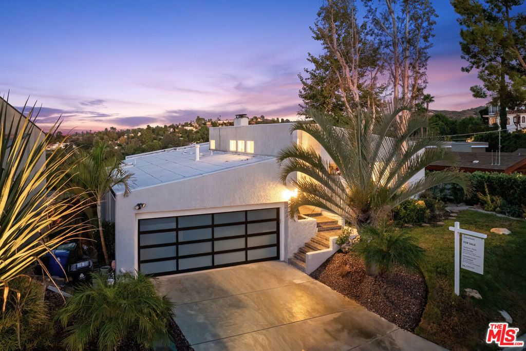 Photo of 21694 Yucatan Avenue, Woodland Hills, CA 91364 (MLS # 25600701)