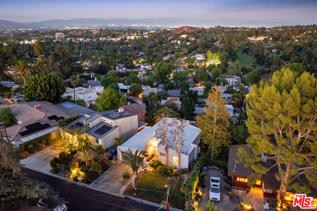 Photo of 21694 Yucatan Avenue, Woodland Hills, CA 91364 (MLS # 25600701)