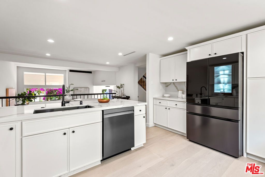 listing image 130722942568565097513
