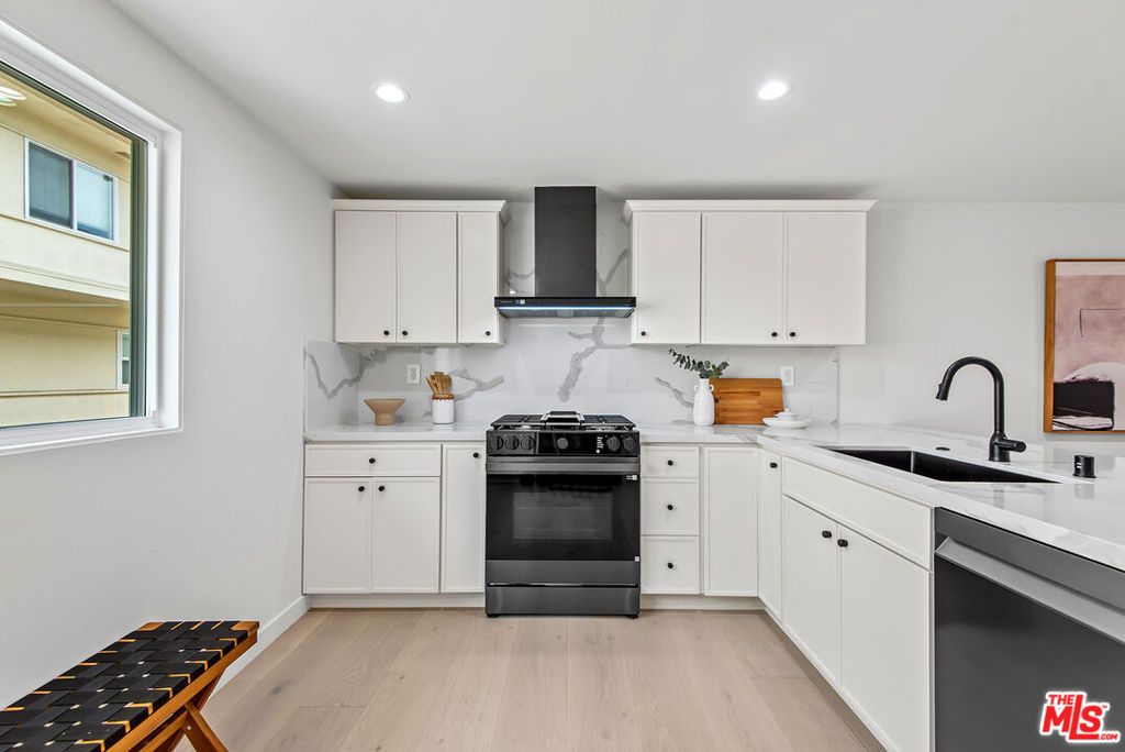 listing image 130729134040899852022