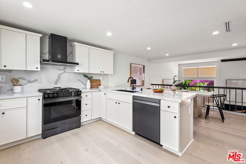 listing image 130723693510223688043
