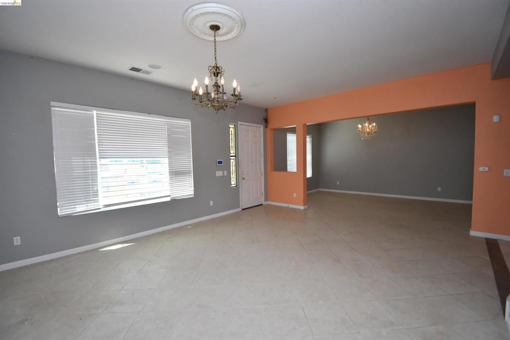 1875 Ventura Dr