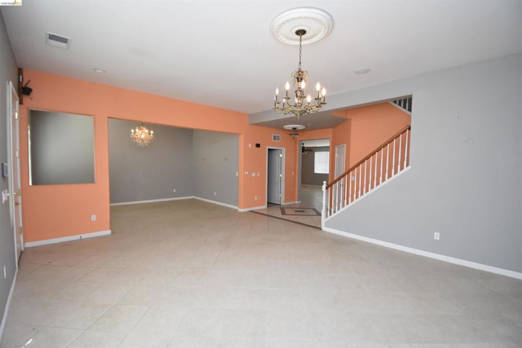 1875 Ventura Dr