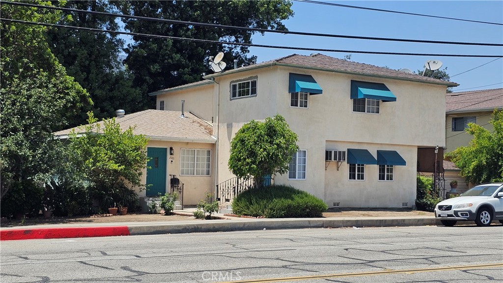 Location, location. beautiful 2 bedrooms 2 bath upper-level unit in the most desirable area in the city of Glendale, close to Glendale college and Verdugo woodlands elementary school. This move in ready unit has its own washer and dryer hook up, central air and heat, wood floorings, two renovated bathrooms, freshly painted, large living/dining room with recessed lightings. small balcony off of dining area with beautiful view. new kitchen counters, new stove, Ready to move in.