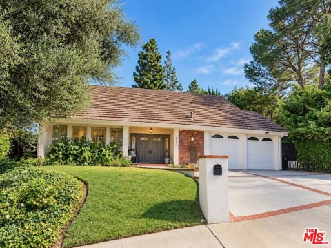 Photo of 4520 Cezanne Avenue, Woodland Hills, CA 91364 (MLS # 26102902)