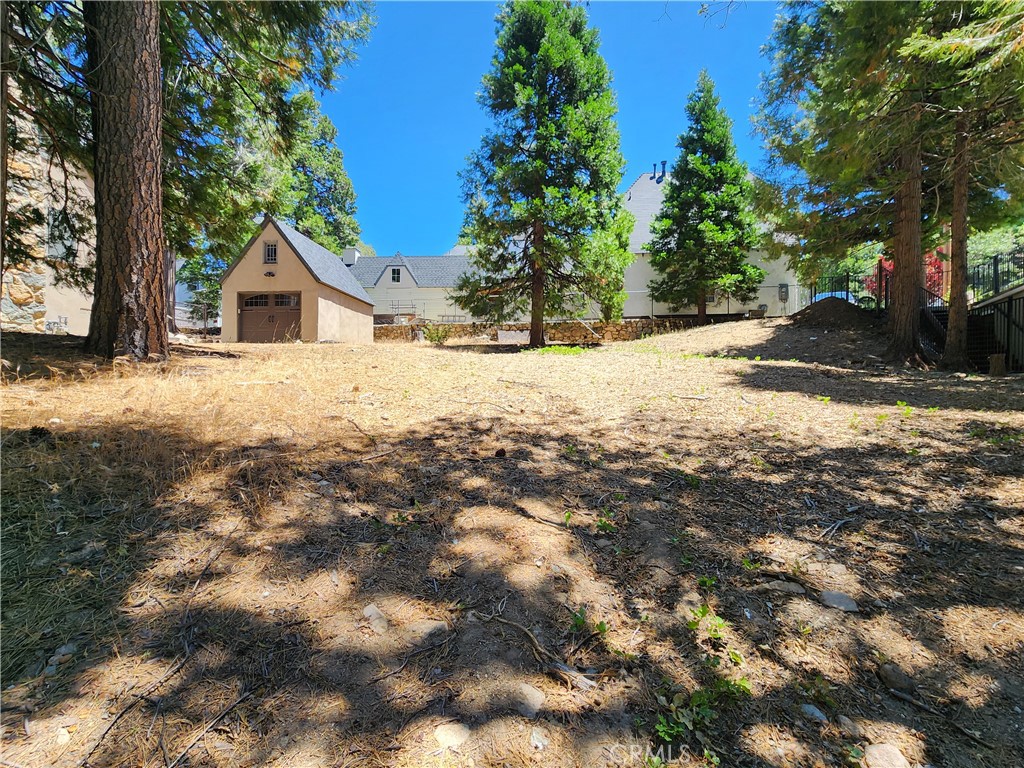 Gorgeous mostly level lot with Lake Rights located in the popular Palisades area/neighborhood of Lake Arrowhead! Approx. 4,800 SQ FT of lushly treed land with big beautiful pines, cedars and oaks all around. Located just a block or two from a deeded lake access point to Lake Arrowhead's prized Orchard Bay for swimming, boating, picnicking and miles of trails. All utilities (water,sewer,electric,gas,phone,high speed internet,cable) are conveniently located at or near the street. Some corner survey marker stakes are visible. Don't miss out on this prime mostly level lot in one of Lake Arrowhead's most sought after neighborhoods...make your offer today!