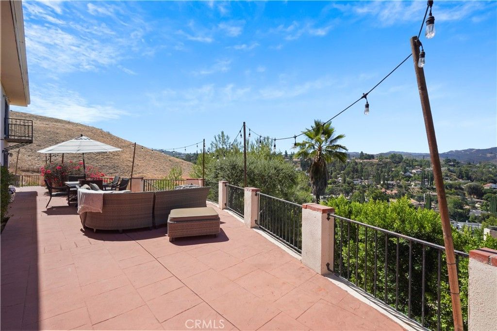 Photo of 22628 Quinta Road, Woodland Hills, CA 91364 (MLS # SR25187769)