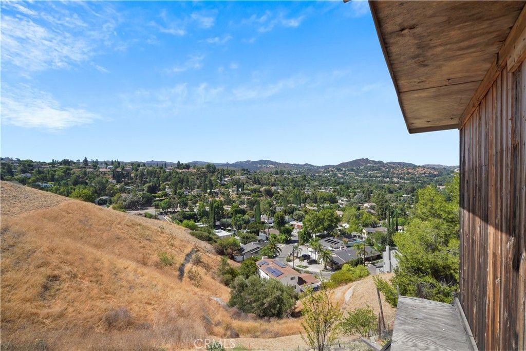 Photo of 22628 Quinta Road, Woodland Hills, CA 91364 (MLS # SR25187769)