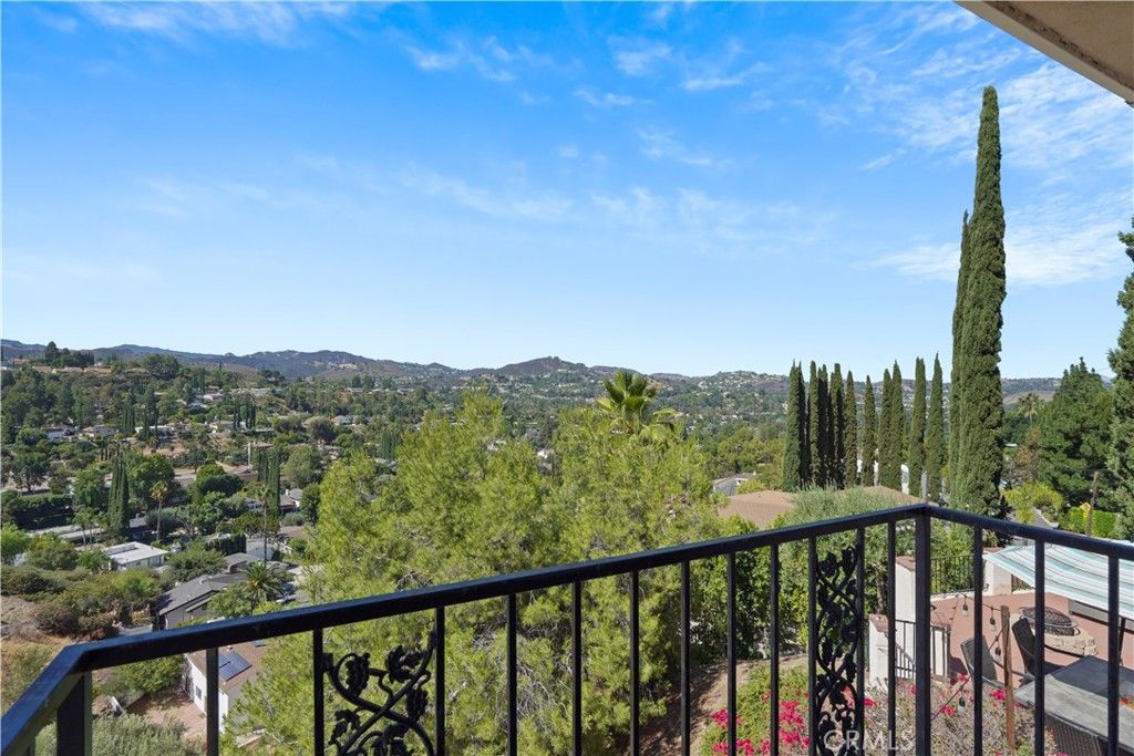 Photo of 22628 Quinta Road, Woodland Hills, CA 91364 (MLS # SR25187769)