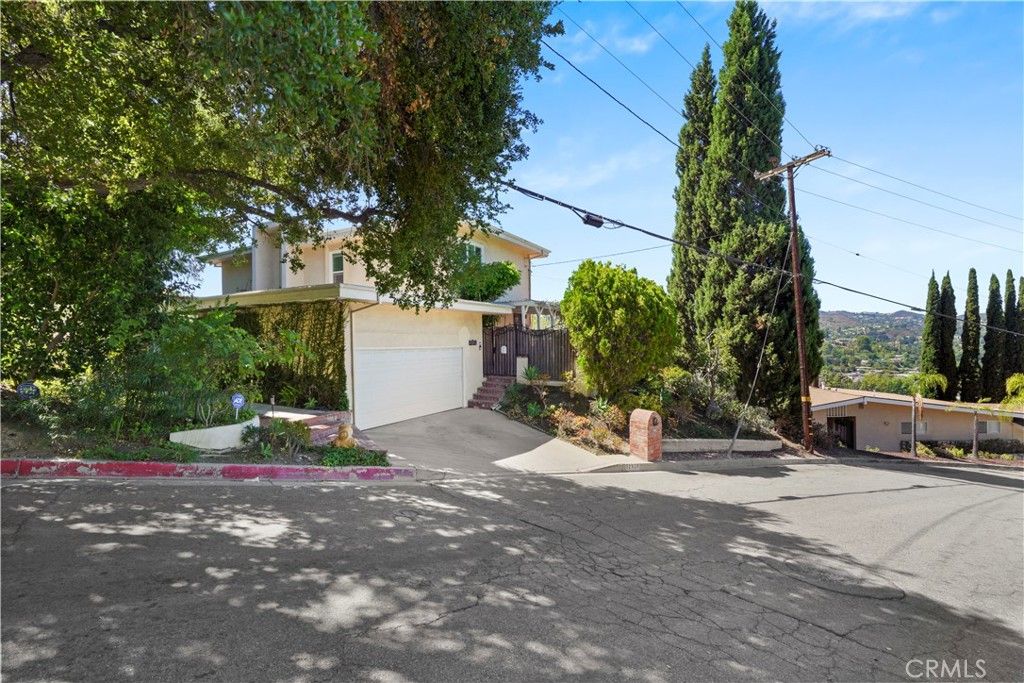 Photo of 22628 Quinta Road, Woodland Hills, CA 91364 (MLS # SR25187769)