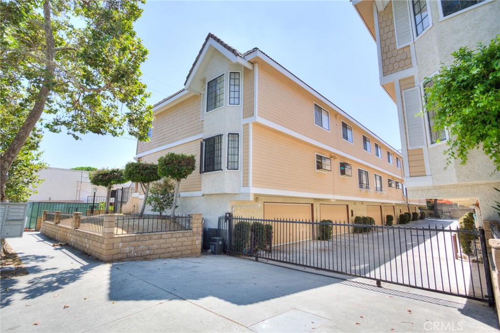 Spacious and bright 3-bedroom, 4-bathroom townhome (2 full baths, 2 half baths) located in the heart of Monterey Park within the highly regarded Alhambra Unified School District.
Layout:
* Garage level: Bonus room (perfect for a study or hobby room) with half bath plus an attached 2-car garage.
* Front door at 2nd floor: Living room, dining area, kitchen, and 1 full bathroom.
* Third floor: 3 bedrooms and 2 bathrooms.
Additional Information:
*Attached 2-car garage.
*Laundry hookups in garage.
*Tenant responsible for all utilities except water and trash.
*Cats are allowed. $800 pet deposit per pet; $100 monthly pet fee
*Fireplace, dishwasher, microwave and oven are not operable. And will rent as is.