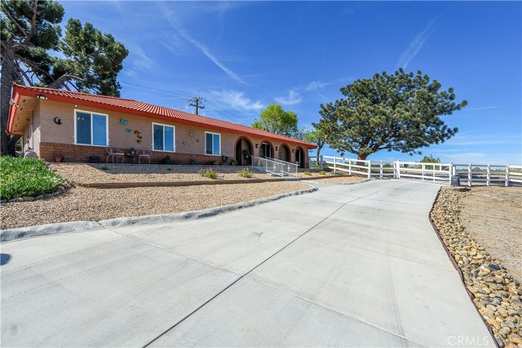 Photo of 28300 Rawlings Rd, Hemet, CA 92544 (MLS # SW26056355)