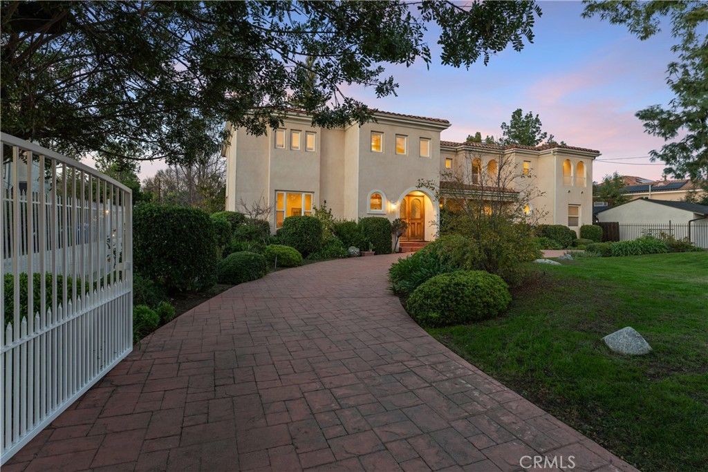 Photo of 23023 Hatteras Street, Woodland Hills, CA 91367 (MLS # SR26008987)