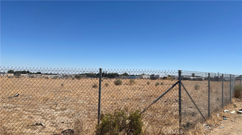 Highly desirable M1 lot that is already surveyed and fenced. Many uses possible and conveniently located. Make an offer today.