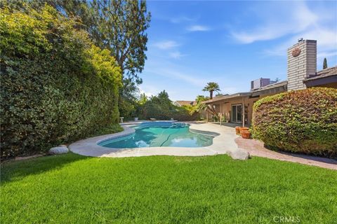 Photo of 704 Winchester Street, Bakersfield, CA 93309 (MLS # SR26143937)